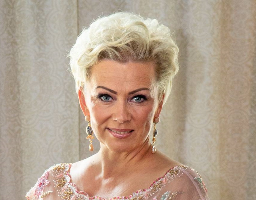 Upea Helena Ahti-Hallberg on yksi Tanssii tähtien kanssa -kisan tuomareista.