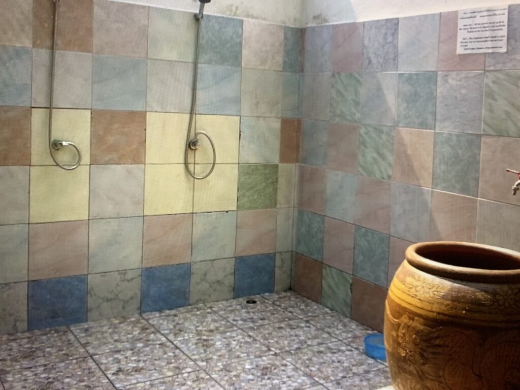 Elizabeth Hurley thaimaalaisessa höyrysaunassa pyyhe valahtaa ja