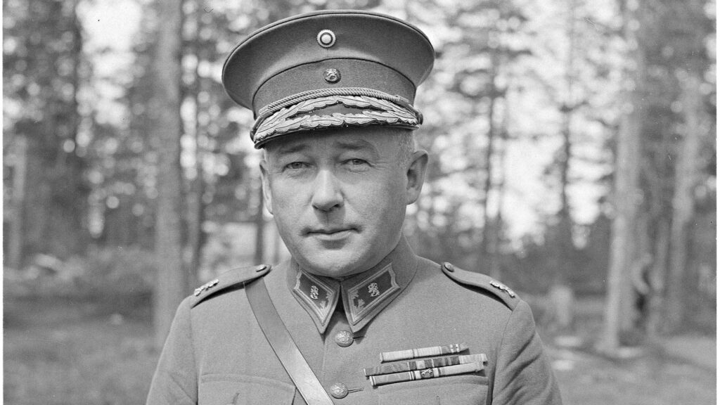 Kenraalimajuri Hjalmar Siilasvuo kesällä 1941 Uhtualla Vienan Karjalassa.