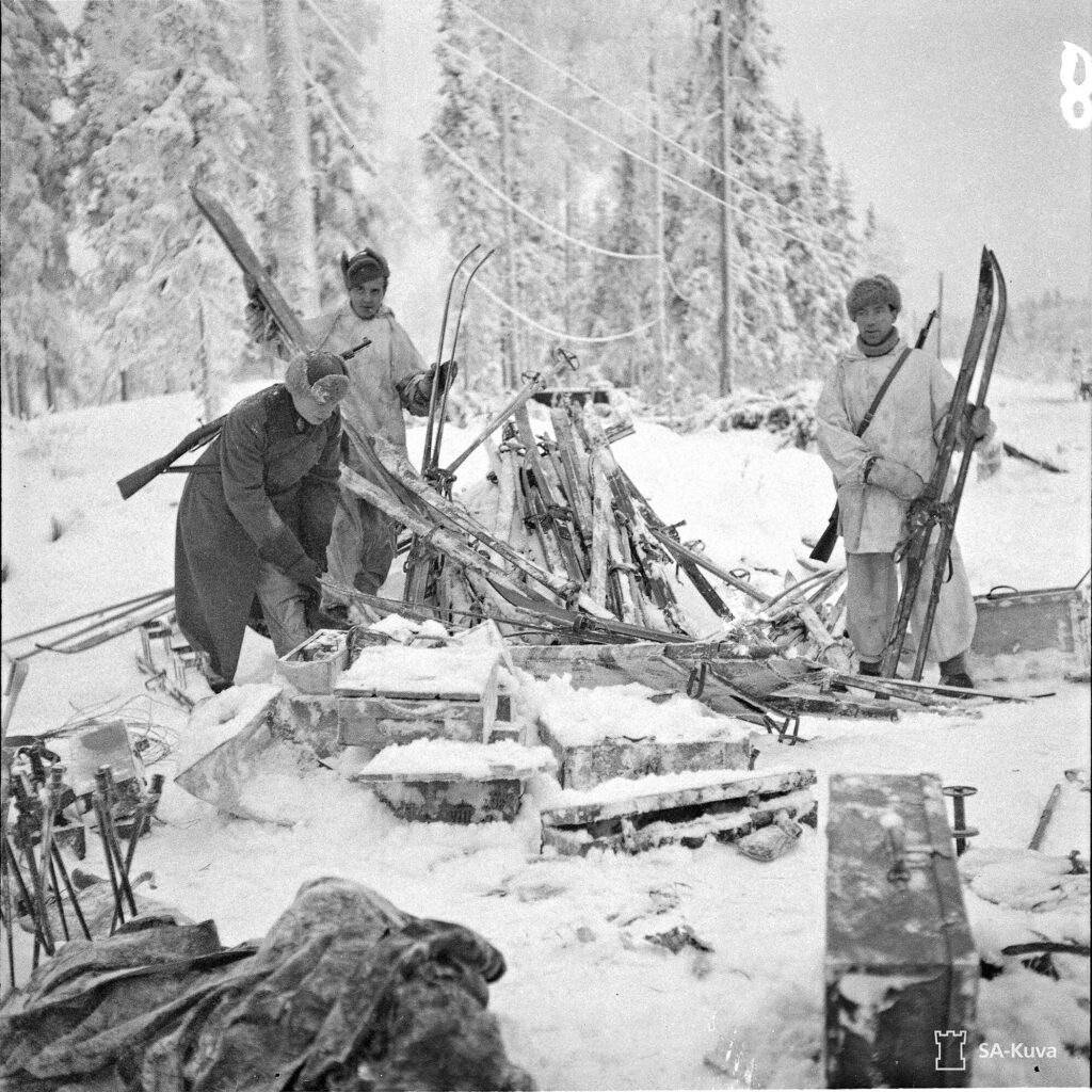 Raatteen tien rajuissa taisteluissa suomalaiset saivat sotasaaliiksi muun muassa runsaasti suksia.