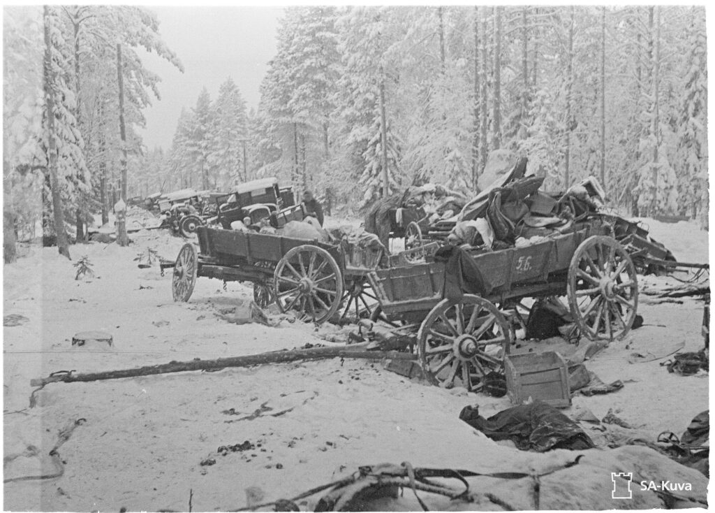 Puna-armeijan hyökkäys Raatteen tiellä päättyi nolosti ja suomalaiset saivat ennen näkemättömän suuren ja tarpeellisen sotasaaliin.