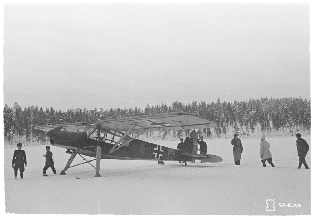 Kenraalimajuri Siilasvuo (toinen oikealta) tarkastusmatkalla Uhtuan suunnalla talvella 1942.