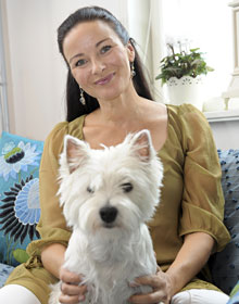 Johanna Nurmimaa Sissi-koiransa kanssa