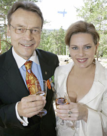 Timo T.A. ja Nina Mikkonen perheen 60-vuotisjuhlissa.