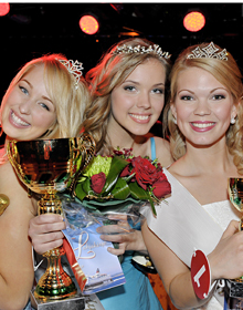 Vasemmalta ensimmäinen perintöprinsessa Jenna Ruohola, Hymytyttö Kristina Airi, toinen perintöprinsessa Mona Virtanen