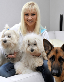 Helena Ahti-Hallberg koiriensa kanssa