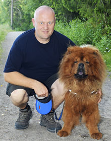 Timo Karell koiransa Rikun kanssa.