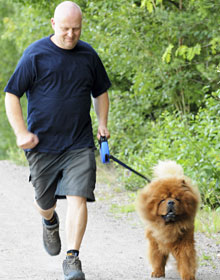 Timo Karell lenkillä koiransa Rikun kanssa.