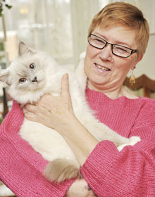 Arja Aatrala Takku-kissansa kanssa.